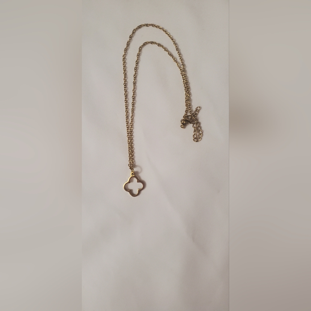 SET!!! Gold Clover Necklace and Earring (Both are open cut design) - Picture 4 of 5